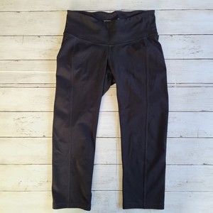 🌵 Old Navy Active Fitted Black Capri Size S